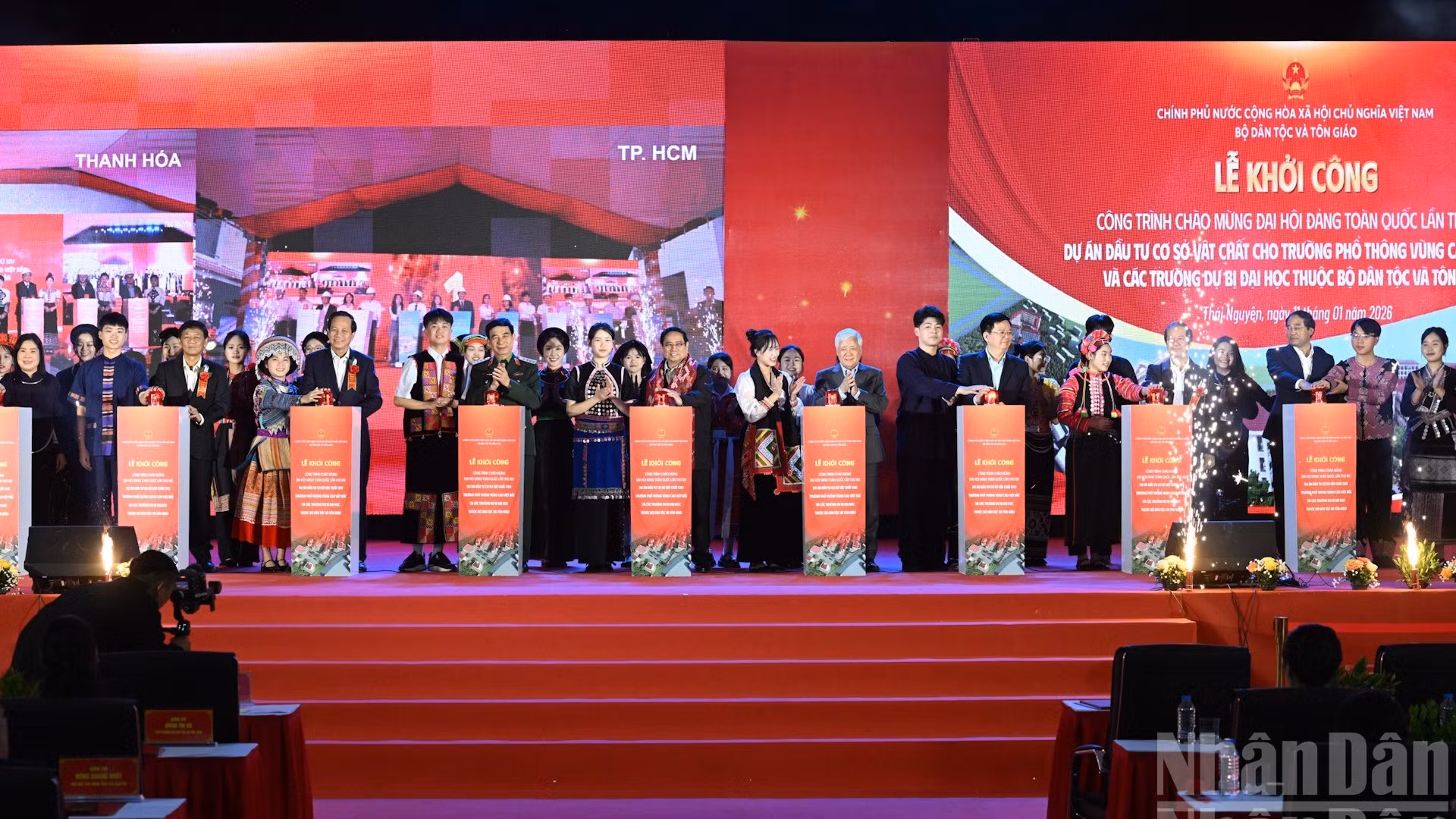 Thủ tướng Phạm Minh Chính và các đồng chí lãnh đạo Đảng, Nhà nước thực hiện nghi thức khởi công.