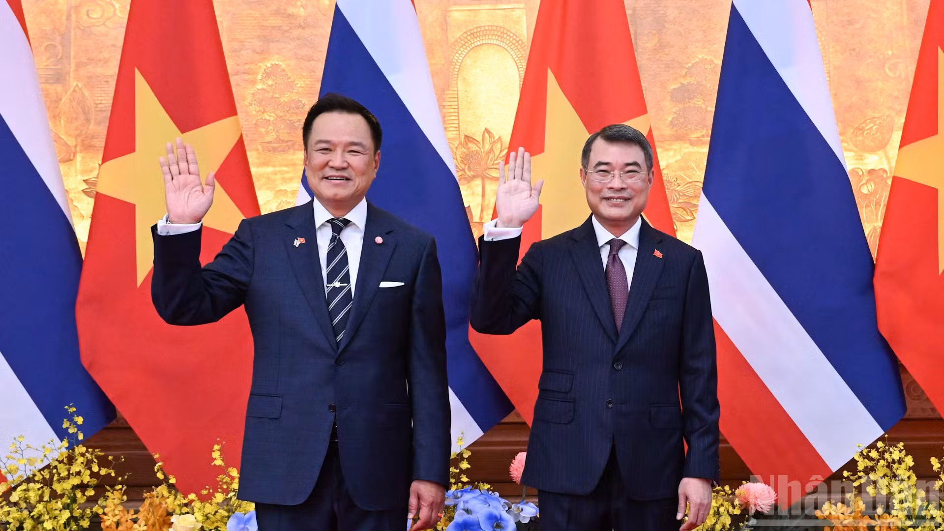 Thủ tướng Lê Minh Hưng và Thủ tướng Vương quốc Thái Lan Anutin Charnvirakul.