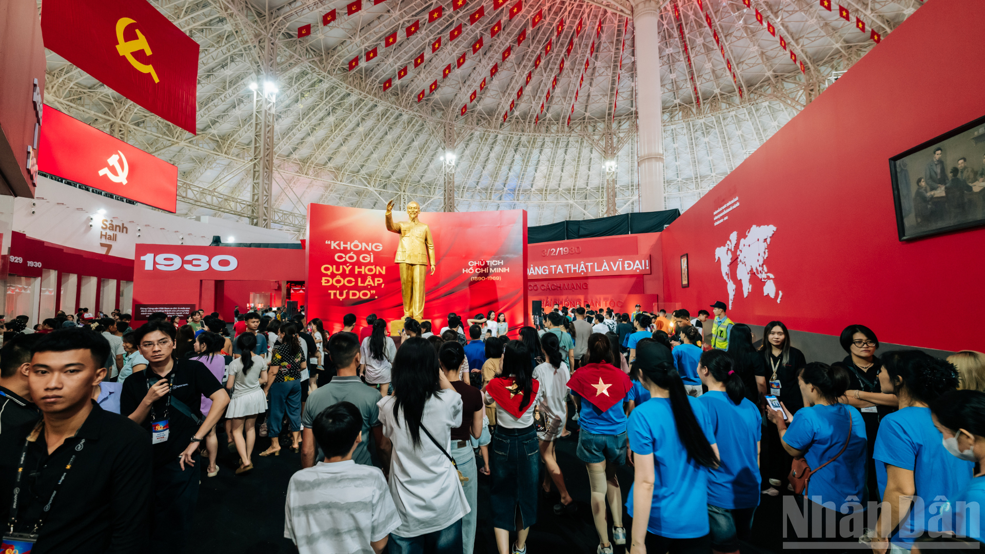 Triển lãm quốc gia "95 năm Cờ Đảng soi đường", diễn ra từ ngày 28/8 đến 15/9/2025 tại Trung tâm Hội chợ Triển lãm Quốc gia (Đông Anh, Hà Nội), là một chuyên đề nổi bật trong chuỗi hoạt động kỷ niệm 80 năm Cách mạng Tháng Tám và Quốc khánh 2/9.