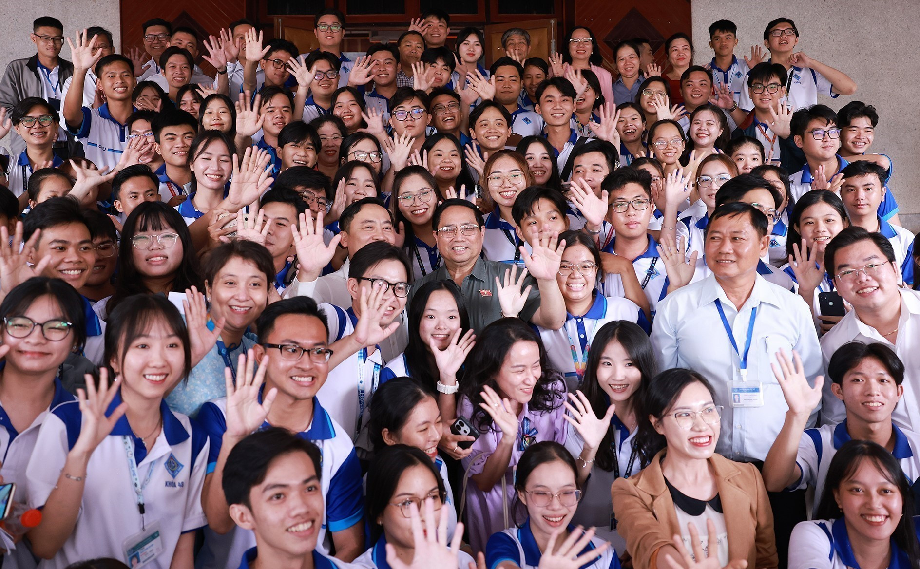 Thủ tướng Phạm Minh Chính và Đoàn đại biểu chụp ảnh lưu niệm với thế hệ trẻ Cần Thơ sau buổi tiếp xúc cử tri. (Ảnh: Dương Giang/TTXVN) vna-potal-thu-tuong-tiep-xuc-cu-tri-thanh-pho-can-tho-sau-ky-hop-thu-chin-quoc-hoi-khoa-xv-8146583.jpg