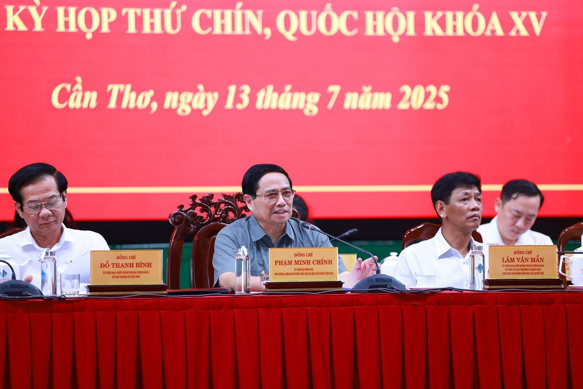 Thủ tướng Phạm Minh Chính và Đoàn đại biểu Quốc hội thành phố Cần Thơ tiếp xúc cử tri sau Kỳ họp thứ 9, Quốc hội khoá XV. (Ảnh: Dương Giang/TTXVN) vna-potal-thu-tuong-tiep-xuc-cu-tri-thanh-pho-can-tho-sau-ky-hop-thu-9-quoc-hoi-khoa-xv-8146423.jpg