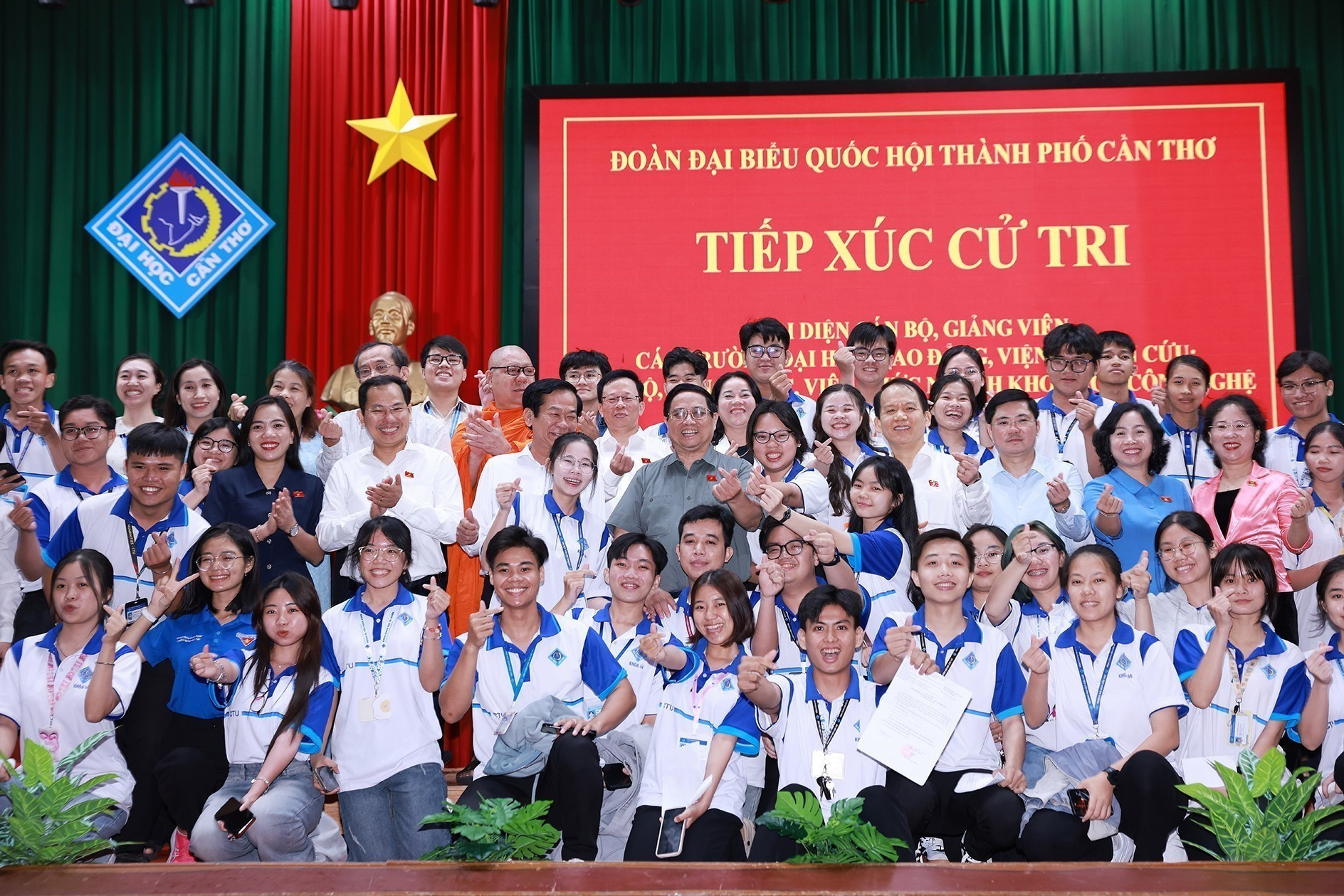 Thủ tướng Phạm Minh Chính và Đoàn đại biểu chụp ảnh lưu niệm với thế hệ trẻ Cần Thơ sau buổi tiếp xúc cử tri. (Ảnh: Dương Giang/TTXVN) vna-potal-thu-tuong-tiep-xuc-cu-tri-thanh-pho-can-tho-8146585.jpg