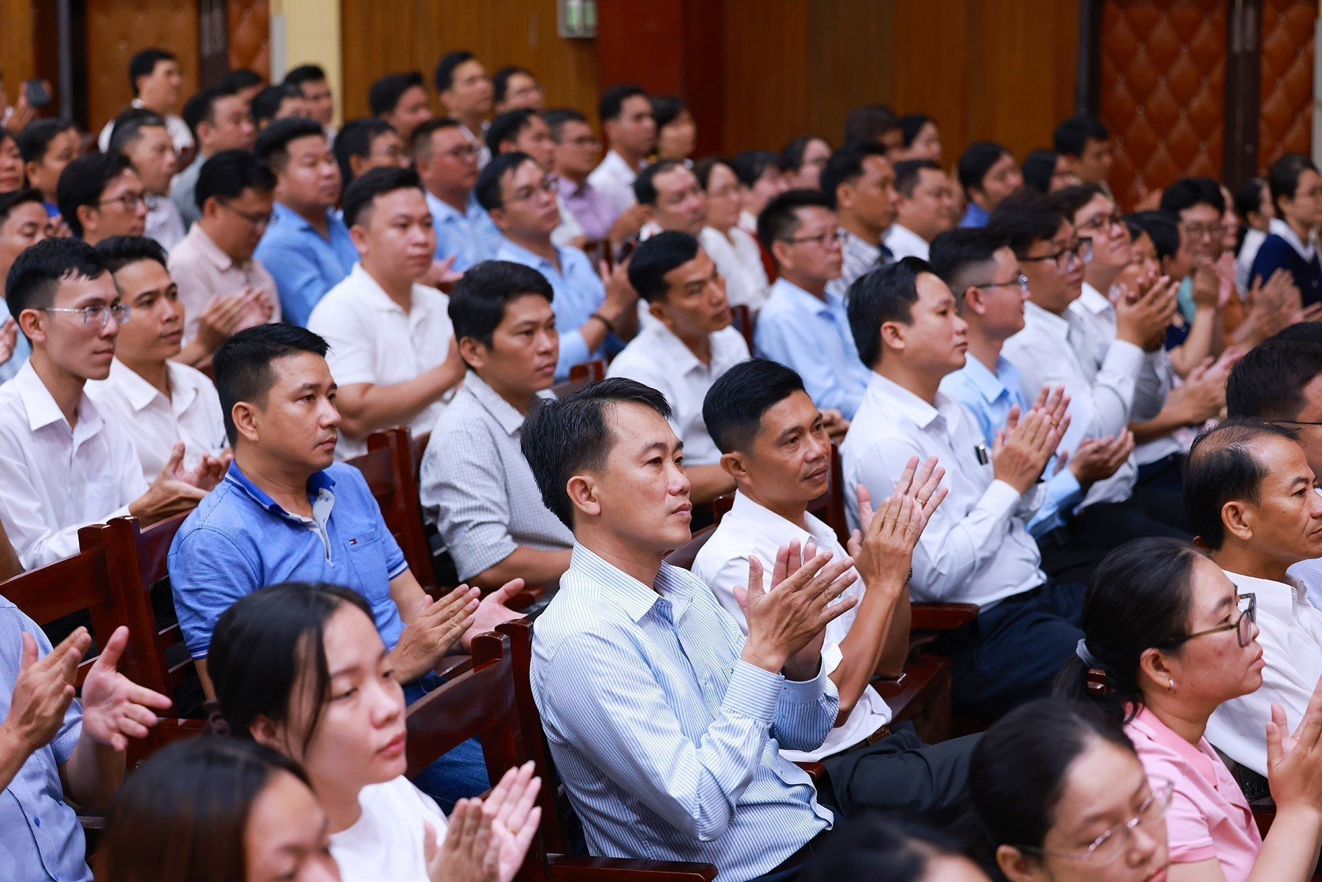 Các cử tri thành phố Cần Thơ tham dự Hội nghị. (Ảnh: Dương Giang/TTXVN) vna-potal-thu-tuong-tiep-xuc-cu-tri-thanh-pho-can-tho-8146427.jpg