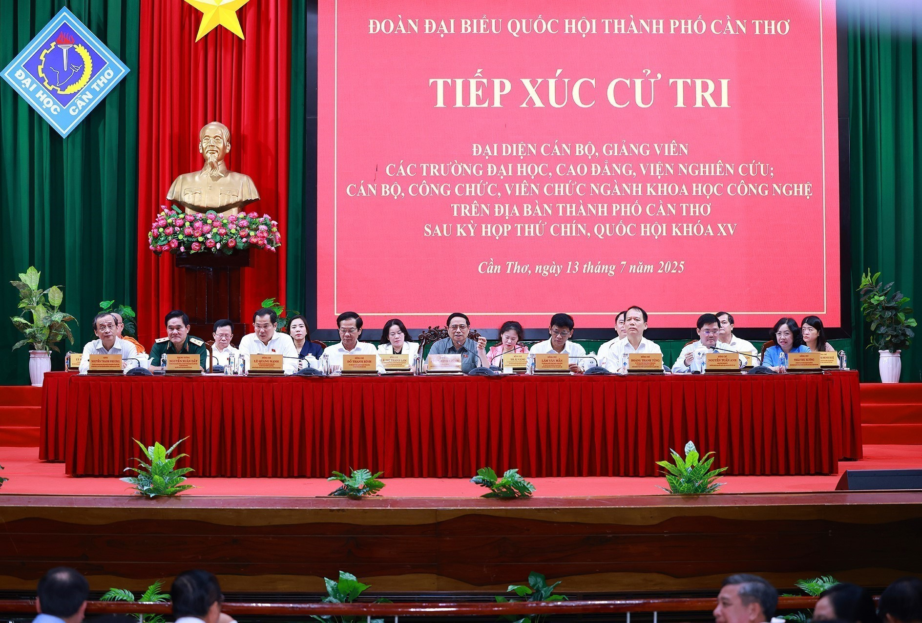 Thủ tướng Phạm Minh Chính và Đoàn đại biểu Quốc hội thành phố Cần Thơ tiếp xúc cử tri sau Kỳ họp thứ 9, Quốc hội khoá XV. (Ảnh: Dương Giang/TTXVN) vna-potal-thu-tuong-tiep-xuc-cu-tri-thanh-pho-can-tho-8146425.jpg
