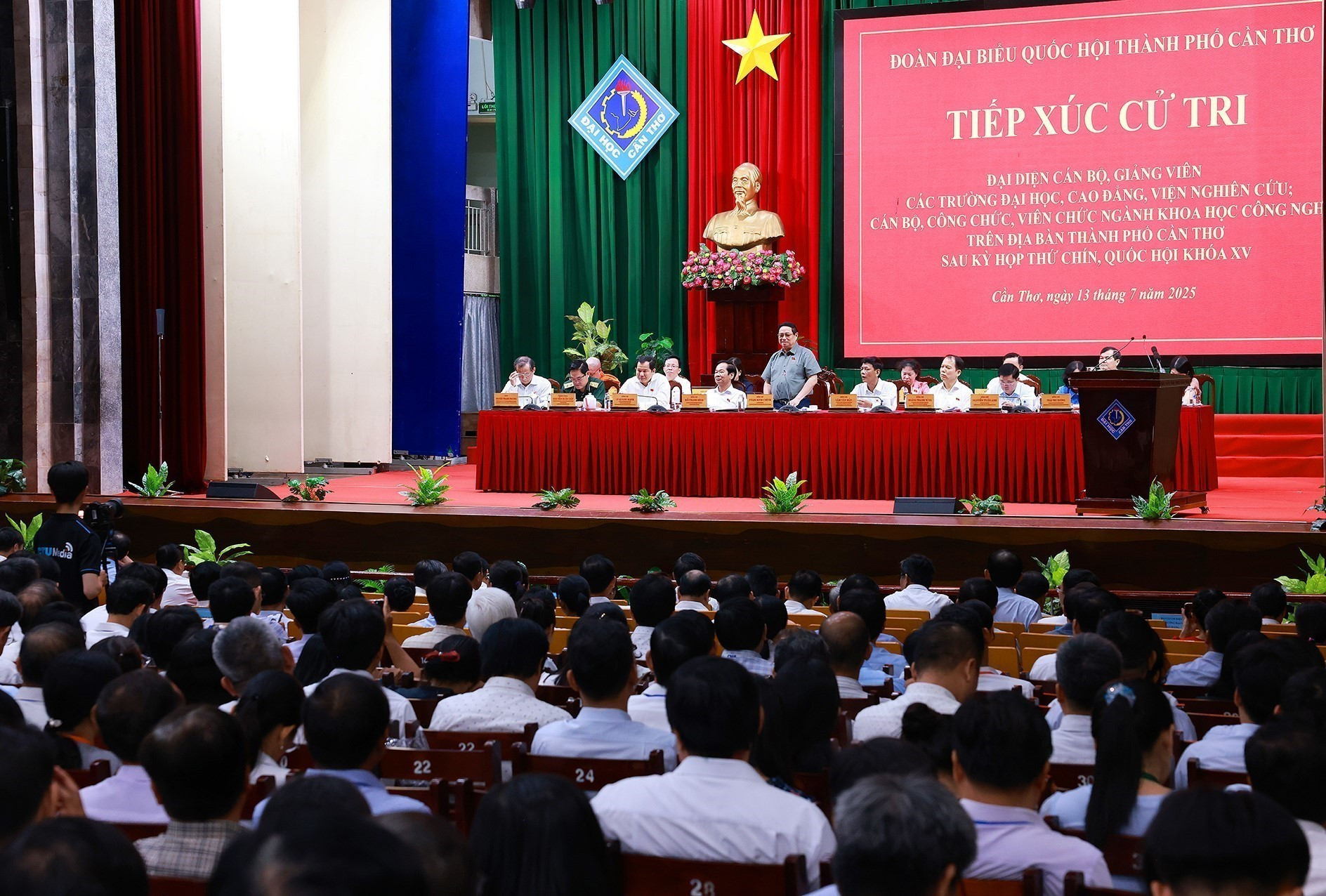vna-potal-thu-tuong-tiep-xuc-cu-tri-thanh-pho-can-tho-8146443.jpg