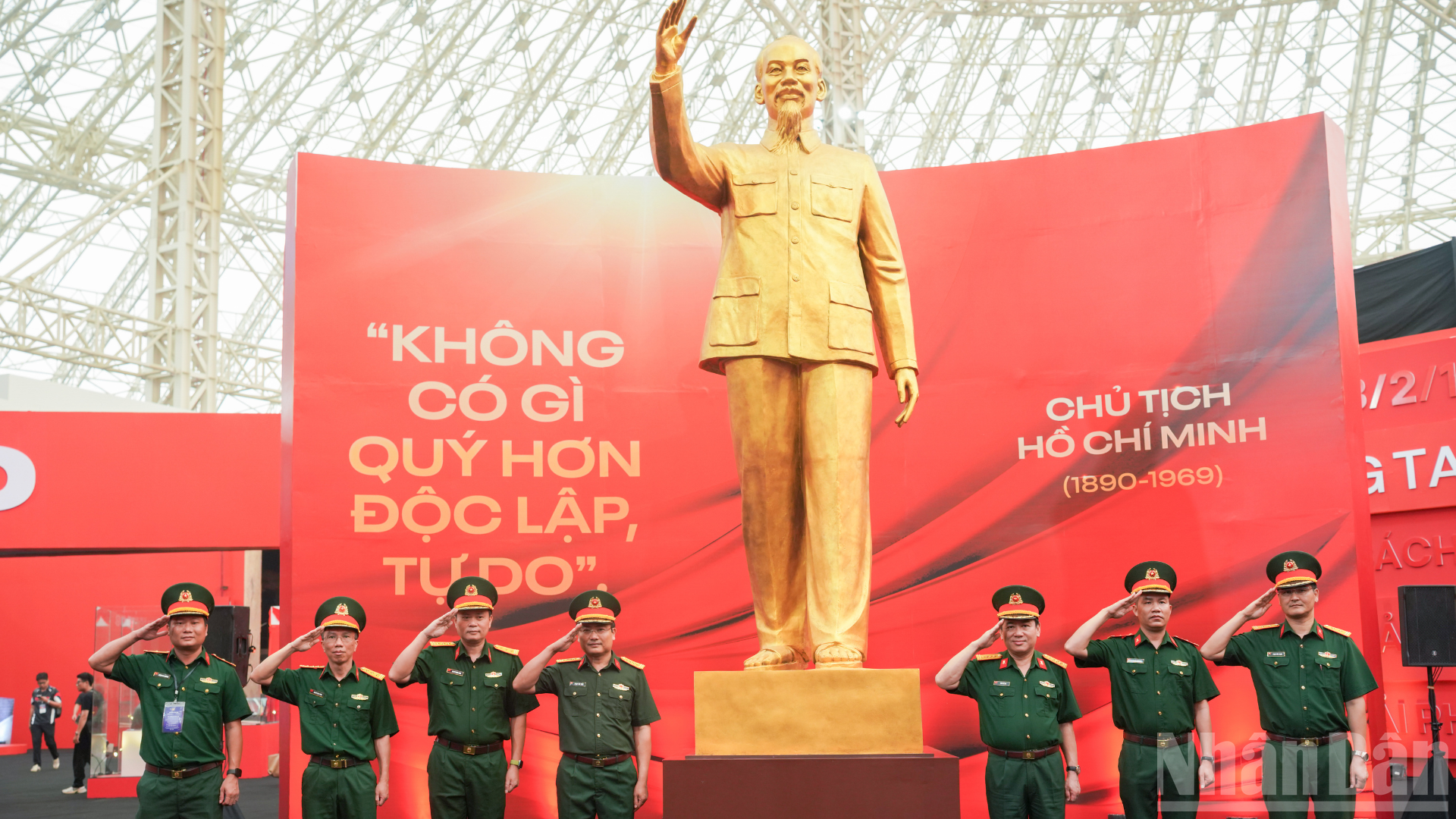 Các chiến sĩ Quân đội nhân dân Việt Nam chụp ảnh lưu niệm bên tượng Bác Hồ trong không gian triển lãm. ndo_br_thiet-ke-chua-co-ten-20.png