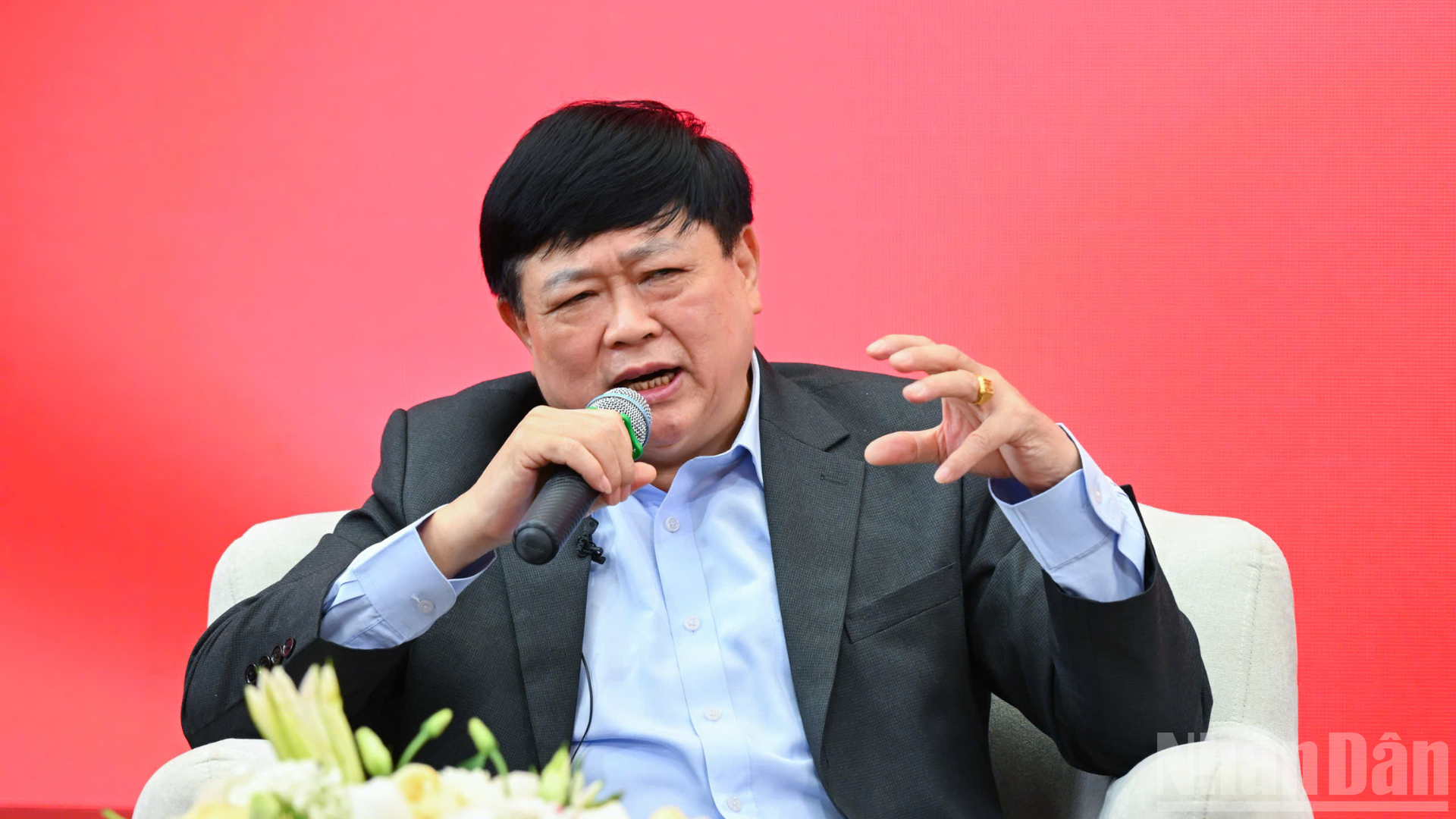 Phó Giáo sư, Tiến sĩ-Nguyễn Thế Kỷ chia sẻ về ý nghĩa của Cách mạng Tháng Tám, bản Tuyên ngôn Độc lập và sứ mệnh của tuổi trẻ trong kỷ nguyên mới cùng khán giả tọa đàm diễn ra chiều 28/8 tại triển lãm. ndo_br_thiet-ke-chua-co-ten-16.png