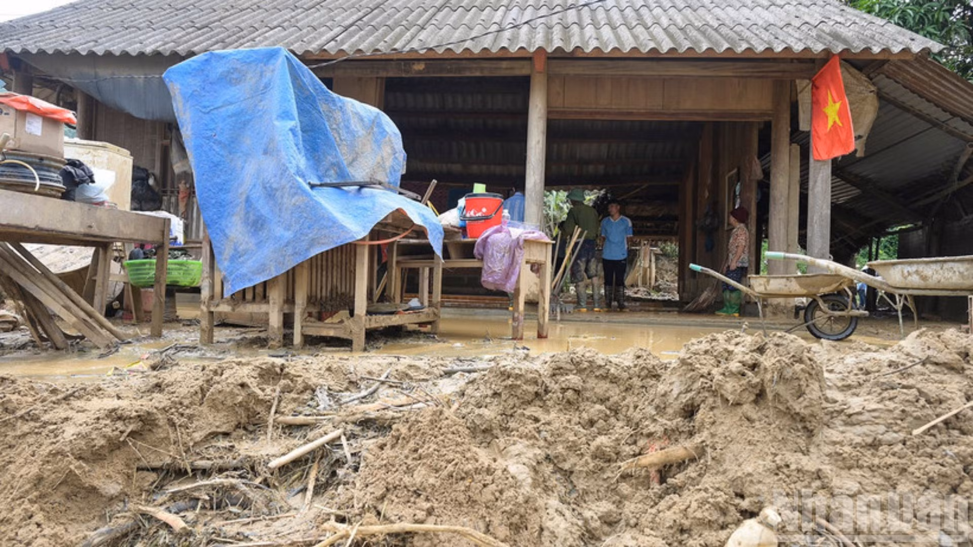 Dòng nước đầy bùn đất vẫn còn tiếp tục chảy qua căn nhà của gia đình ông Lương Văn Hồng, 67 tuổi, ở thôn Phân Đo, xã Dương Quỳ.