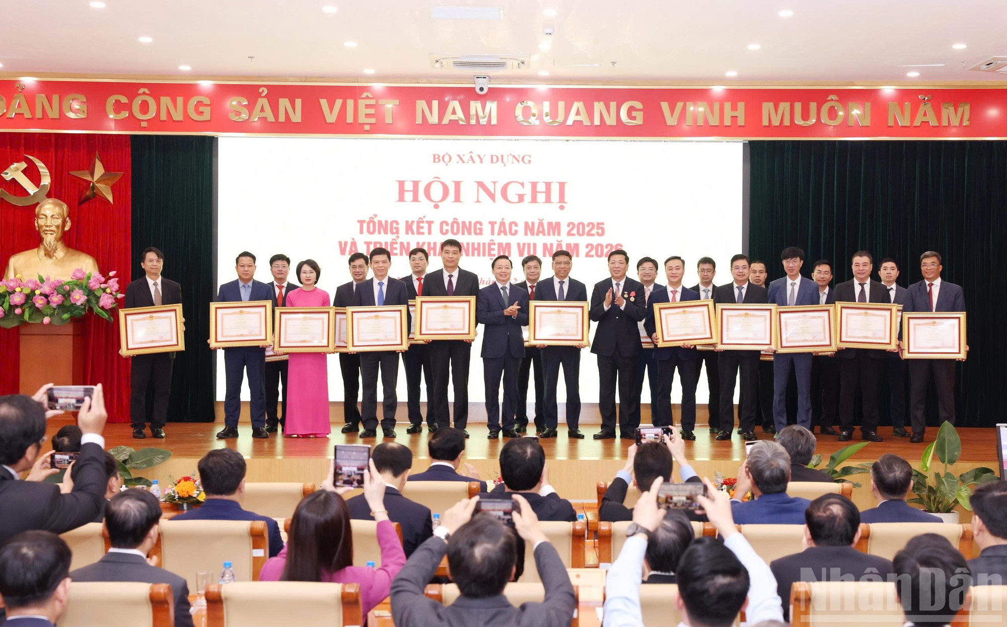 ndo_br_ttg-pham-minh-chinh-trao-bang-khen-cua-ttg-cp-cho-cac-tap-the-va-ca-nhan-bxd.jpg
