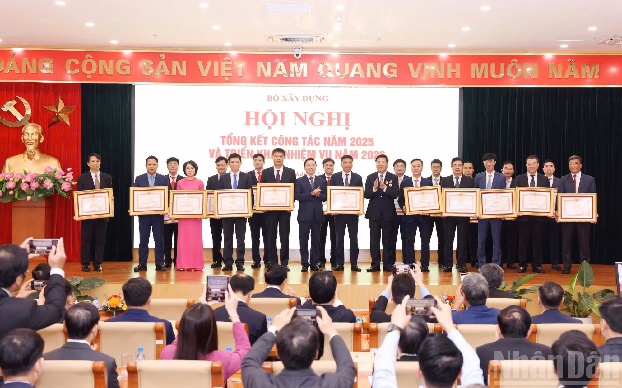 ndo_br_ttg-pham-minh-chinh-trao-bang-khen-cua-ttg-cp-cho-cac-tap-the-va-ca-nhan-bxd.jpg
