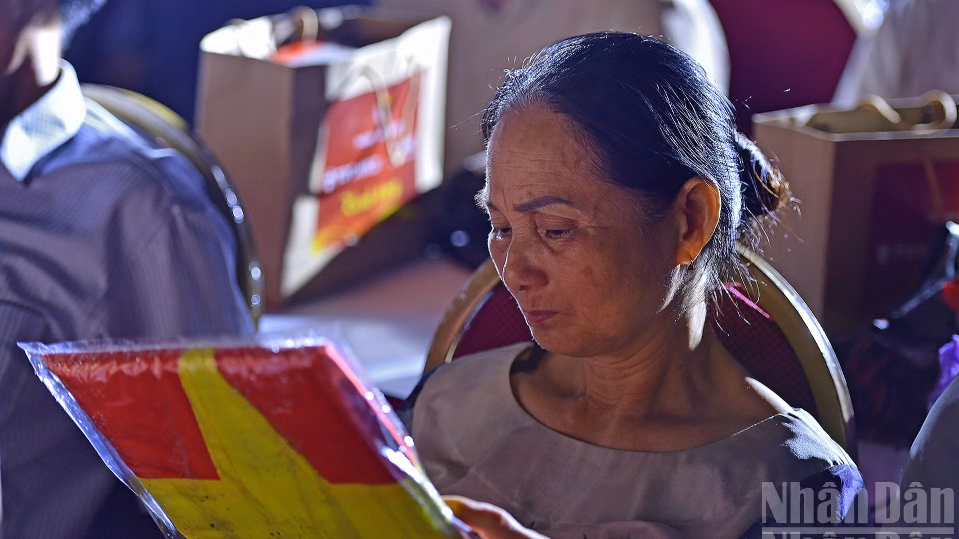 Đại diện gia đình các liệt sĩ nhận di ảnh tại chương trình.