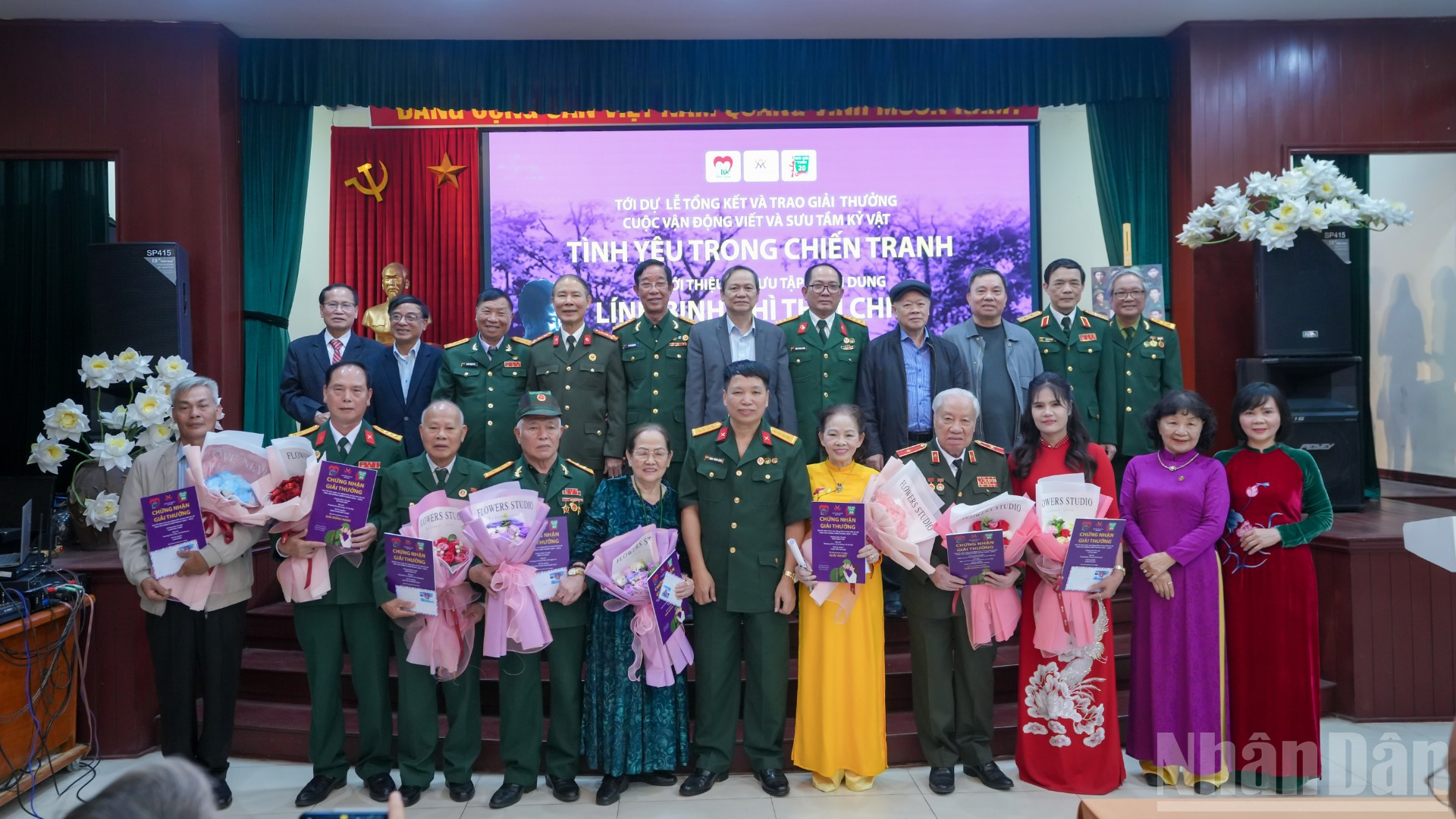 Ban Tổ chức trao giải cho các tác giả có tác phẩm xuất sắc.