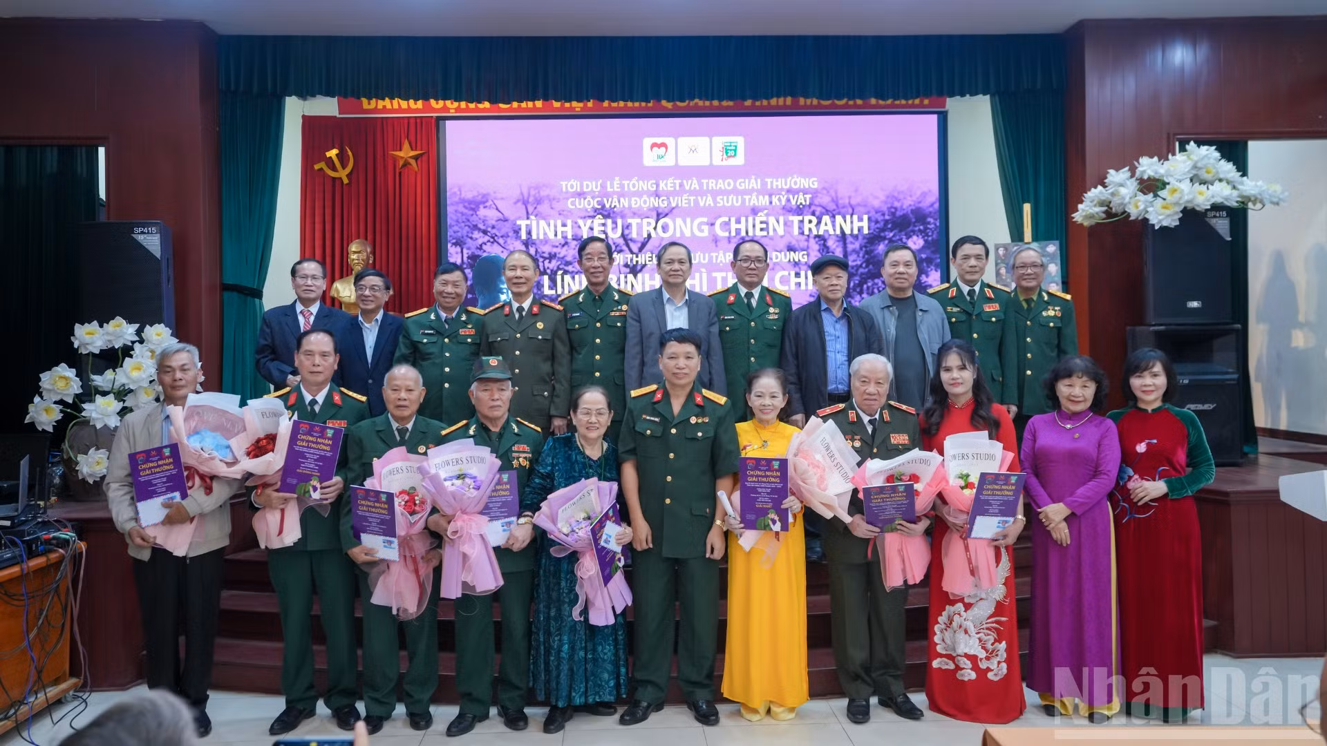 Ban Tổ chức trao giải cho các tác giả có tác phẩm xuất sắc.