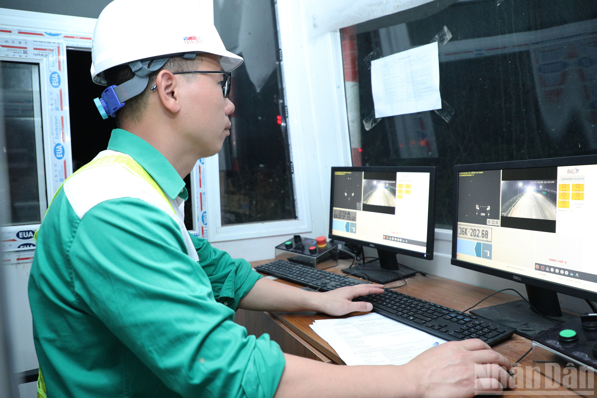 ndo_br_nhan-vien-van-hanh-lan-etc-dieu-hanh-tai-cabin-thu-phi-tai-tuyen-cao-toc-mai-son-quoc-lo-45.jpg