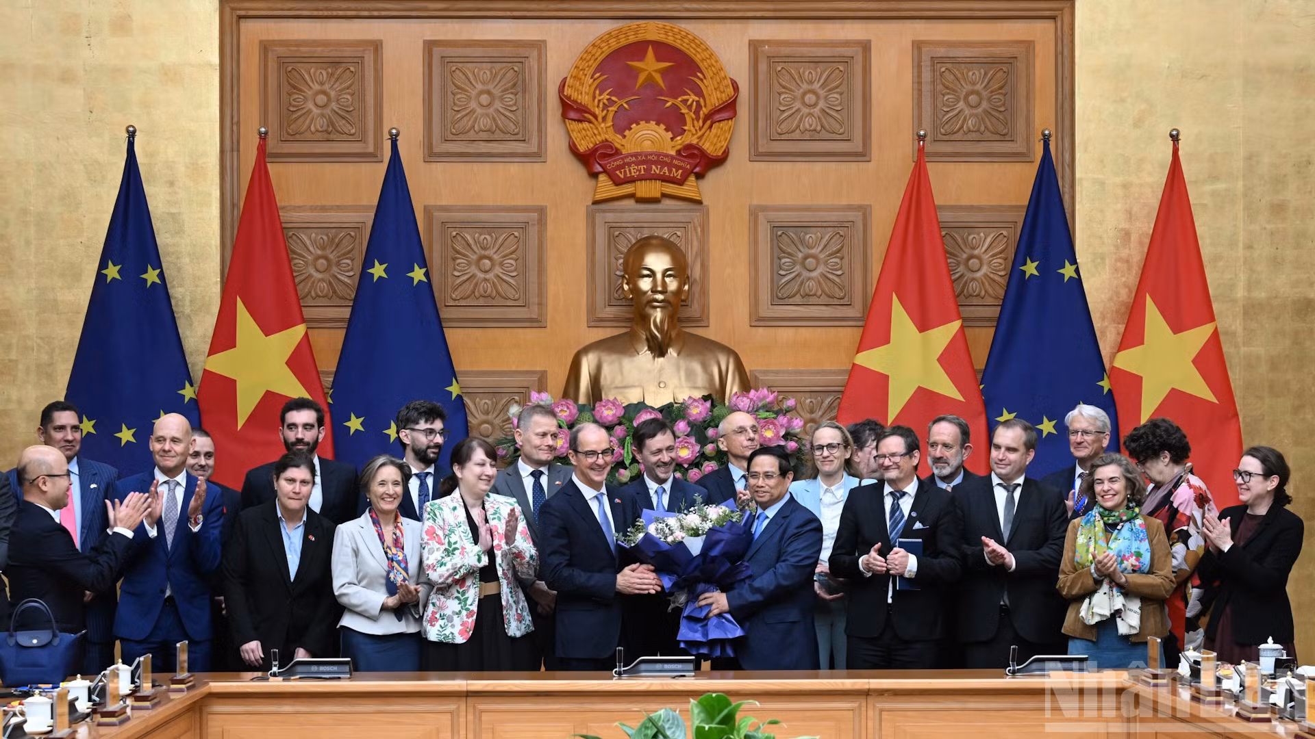 Thủ tướng Phạm Minh Chính với đại diện Phái đoàn Liên minh châu Âu tại Việt Nam và Đại sứ các nước thành viên EU tại Việt Nam.