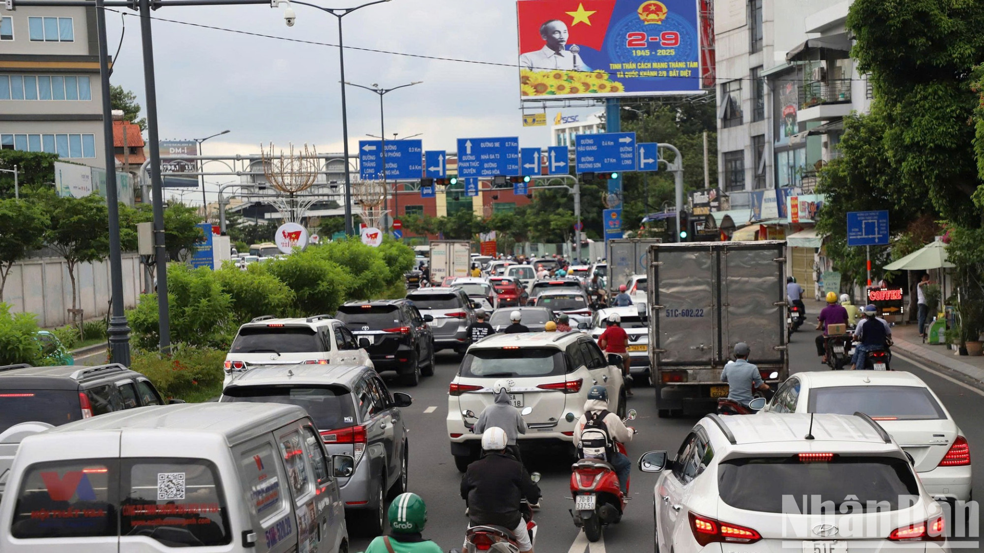 Lượng xe di chuyển ra hướng khu vực sân Tân Sơn Nhất và hướng đi các tỉnh miền tây tăng đột biến.