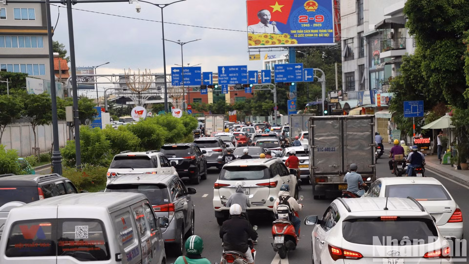 Lượng xe di chuyển ra hướng khu vực sân Tân Sơn Nhất và hướng đi các tỉnh miền tây tăng đột biến.