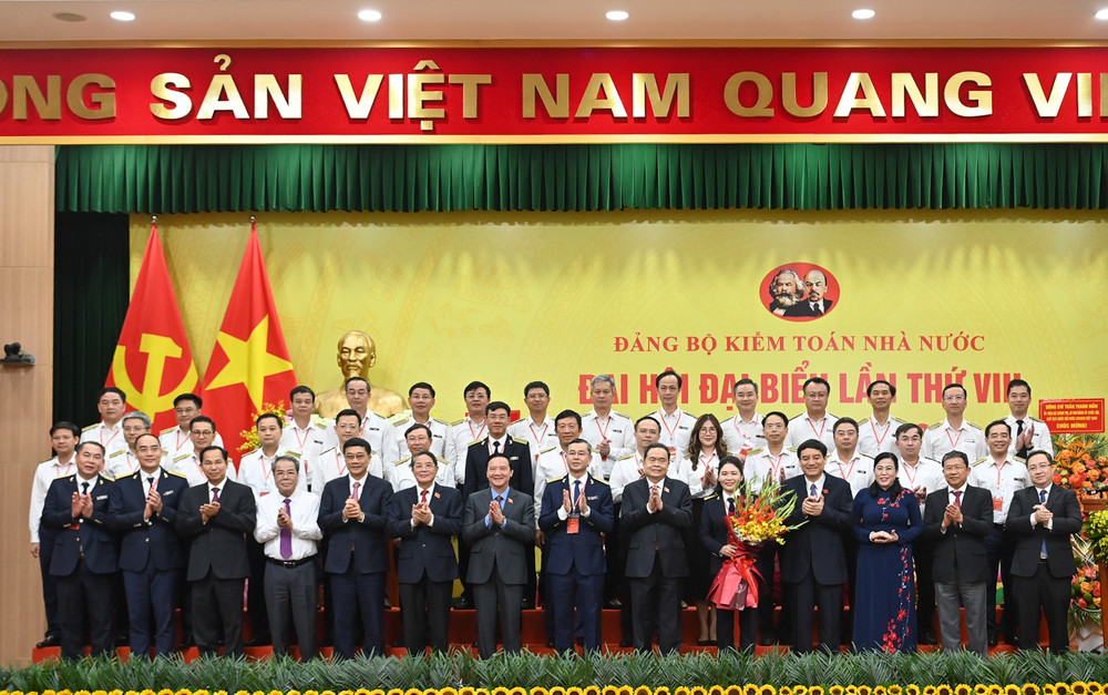 Bí thư Đảng ủy, Chủ tịch Quốc hội Trần Thanh Mẫn và các đại biểu với Ban Chấp hành Đảng bộ Kiểm toán Nhà nước, nhiệm kỳ 2025-2030. (Ảnh DUY LINH) bnd-5356.jpg