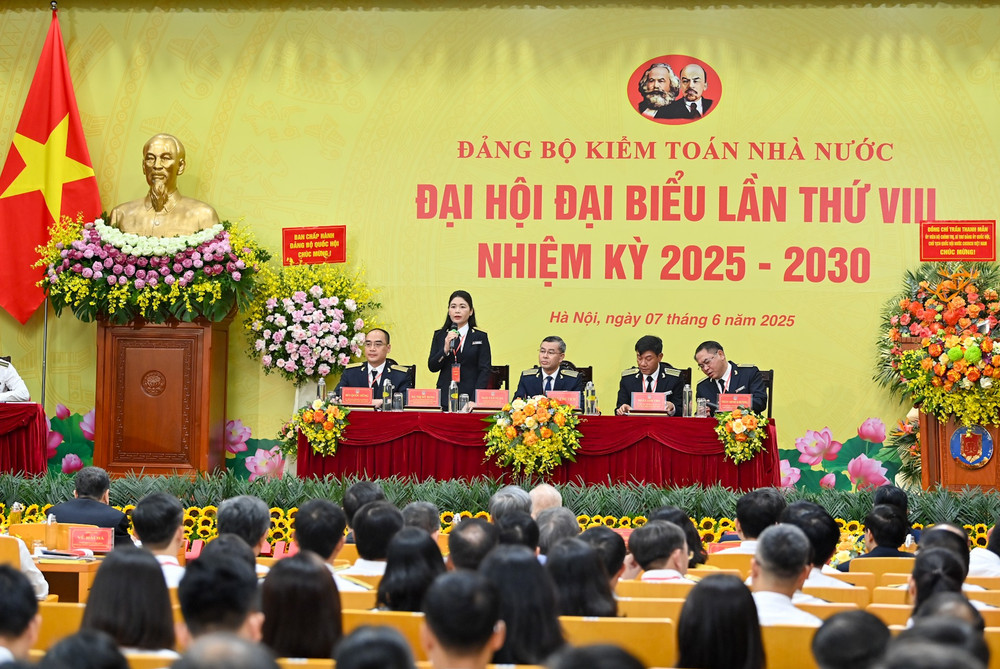 Đoàn Chủ tịch điều hành Đại hội. (Ảnh DUY LINH) bnd-5223.jpg