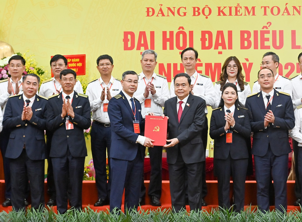 Chủ tịch Quốc hội Trần Thanh Mẫn trao Quyết định cho Ban Chấp hành Đảng bộ Kiểm toán Nhà nước, nhiệm kỳ 2025-2030. (Ảnh DUY LINH) bnd-5334.jpg