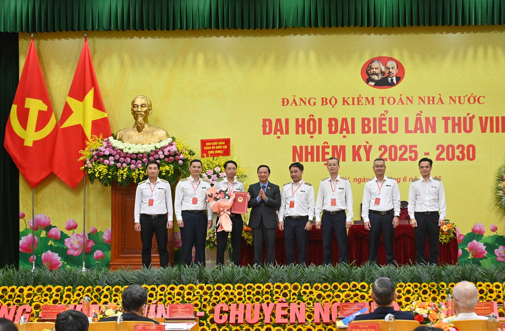 Phó Chủ tịch Quốc hội Nguyễn Khắc Định trao Quyết định cho Ủy ban Kiểm tra Đảng bộ Kiểm toán Nhà nước. (Ảnh DUY LINH) bnd-5375.jpg