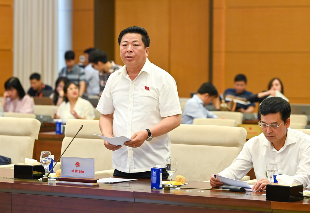 Bộ trưởng Xây dựng Trần Hồng Minh trình bày tóm tắt tờ trình. (Ảnh DUY LINH) bnd-6426.jpg