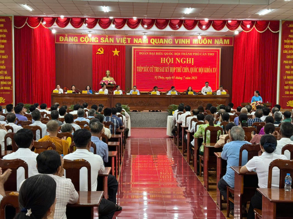 Đông đảo cử tri, nhân dân xã Vị Thanh dự và phát biểu nhiều ý kiến kiến nghị, đề xuất với Chủ tịch Quốc hội, lãnh đạo thành phố tại cuộc tiếp xúc cử tri chiều nay. vt4.jpg