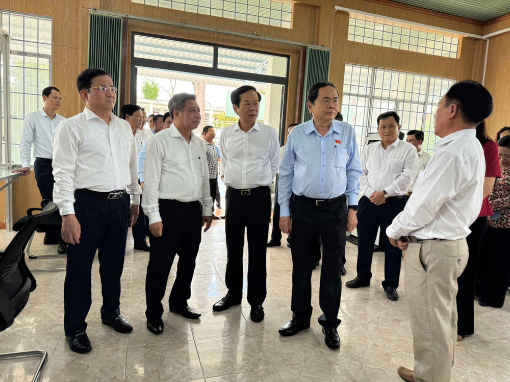 Chủ tịch Quốc hội và lãnh đạo Thành phố Cần Thơ đi thị sát, kiểm tra mô hình dịch vụ công tại xã Vị Thủy.