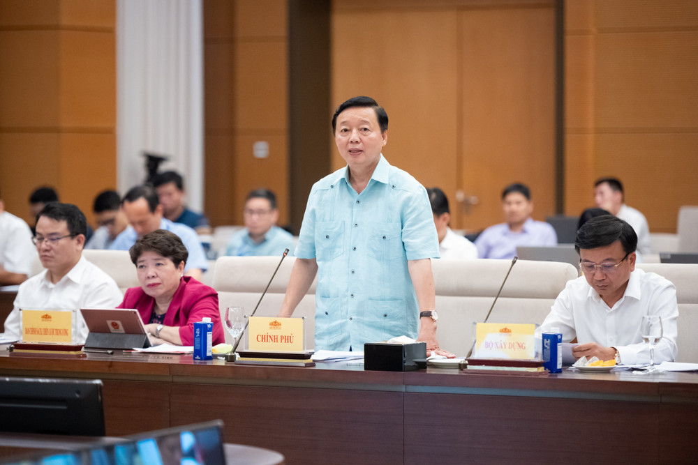 Phó Thủ tướng Chính phủ Trần Hồng Hà tham gia phát biểu ý kiến tại cuộc họp. 4-pho-thu-tuong-chinh-phu-tran-hong-ha.jpg