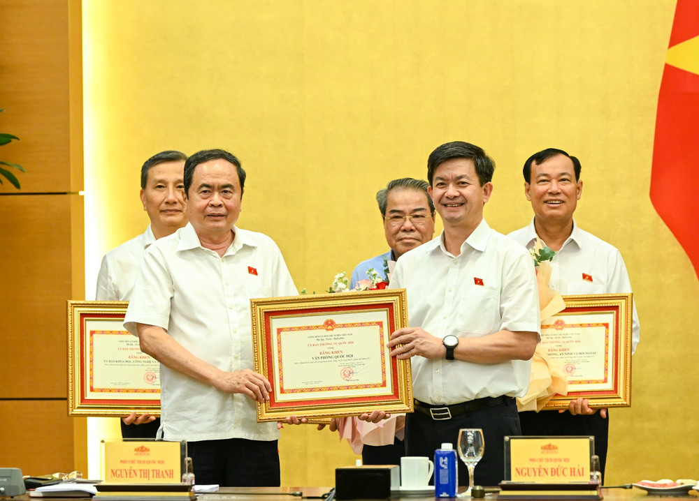 Bí thư Đảng ủy Quốc hội, Chủ tịch Quốc hội Trần Thanh Mẫn trao bằng khen của Ủy ban Thường vụ Quốc hội cho Văn phòng Quốc hội. (Ảnh: DUY LINH) bnd-1770.jpg