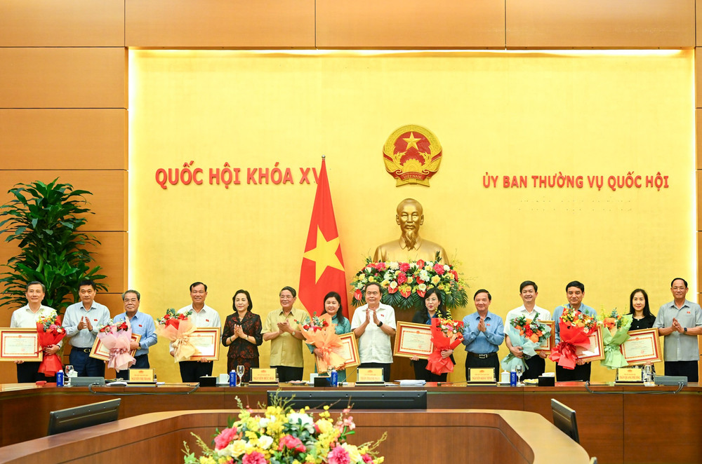 Bí thư Đảng ủy Quốc hội, Chủ tịch Quốc hội Trần Thanh Mẫn trao bằng khen của Ủy ban Thường vụ Quốc hội cho các tập thể. (Ảnh: DUY LINH) bnd-1773.jpg