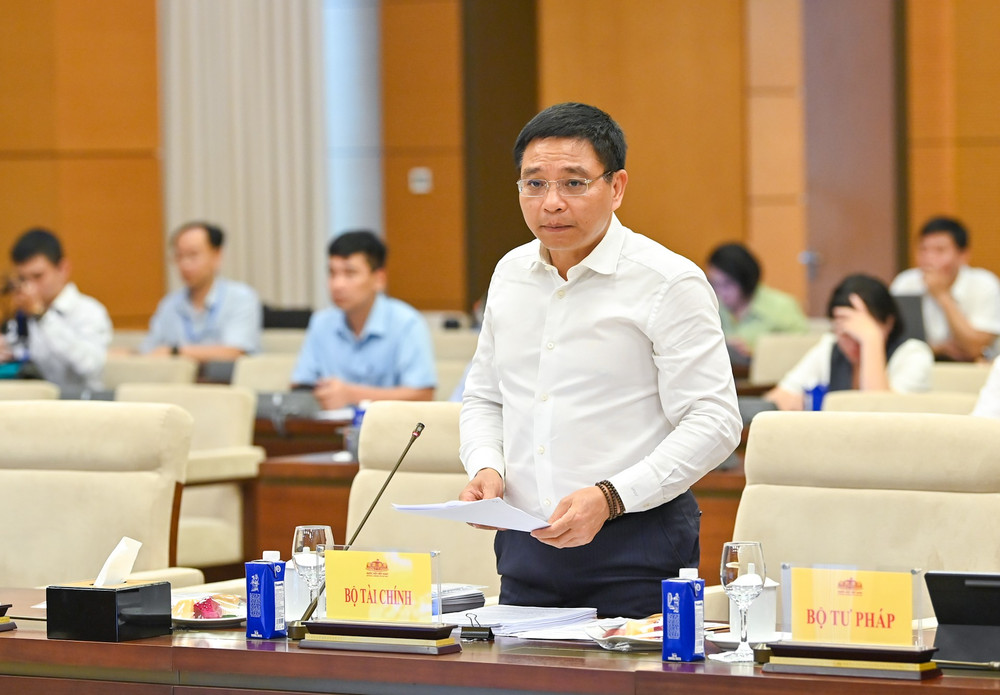 Bộ trưởng Tài chính Nguyễn Văn Thắng trình bày báo cáo tiếp thu, giải trình, chỉnh lý. (Ảnh: Duy Linh) bo-truong-tai-chinh-nguyen-van-thang.jpg