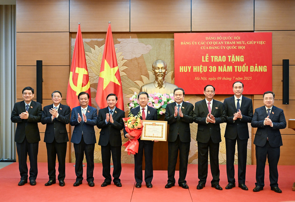 Bí thư Đảng ủy Quốc hội, Chủ tịch Quốc hội Trần Thanh Mẫn và lãnh đạo Quốc hội chúc mừng đồng chí Vũ Hải Hà. (Ảnh DUY LINH) bnd-1938.jpg