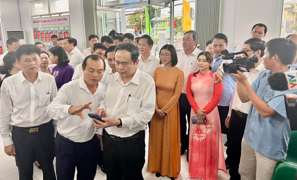 Chủ tịch Quốc hội trao đổi với cán bộ trung tâm giải quyết thủ tục hành chính tại phường Phú Lợi về cách thức ứng dụng, khai thác trí tuệ nhân tạo trong xử lý công việc.