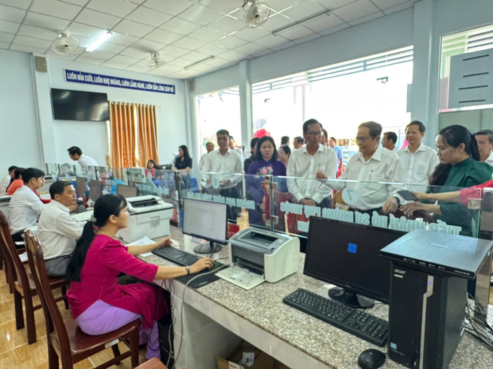 Chủ tịch Quốc hội và các thành viên Đoàn công tác đến thị sát, tìm hiểu công việc tại xã Thạnh Hòa. anh-7.jpg