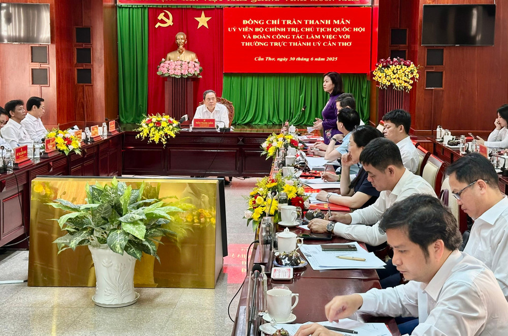 Các đại biểu đại diện lãnh đạo bộ, ngành Trung ương phát biểu tại cuộc làm việc. anh-3-533.jpg