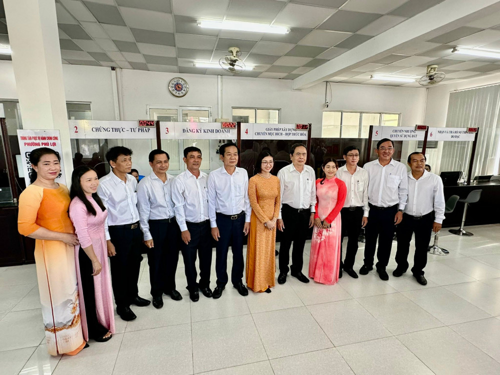 Chủ tịch Quốc hội và các cán bộ, nhân viên đơn vị giải quyết thủ tục hành chính thuộc phường Phú Lợi, thành phố Cần Thơ. anh-5.jpg