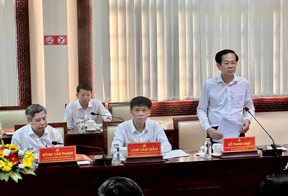Bí thư Thành ủy Cần Thơ Đỗ Thanh Bình báo cáo Chủ tịch Quốc hội và Đoàn công tác. anh-1-5291.jpg