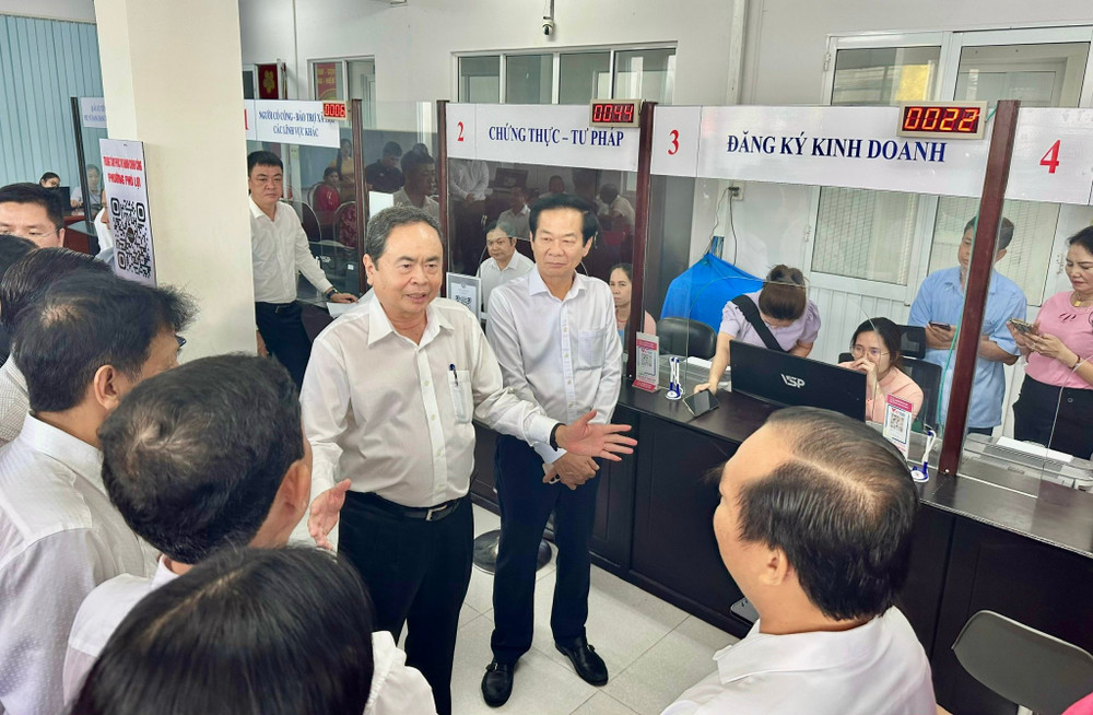Chủ tịch Quốc hội lắng nghe những kiến nghị, đề xuất của cán bộ các đơn vị thường xuyên giải quyết công việc tiếp dân, phục vụ nhân dân. anh-4.jpg