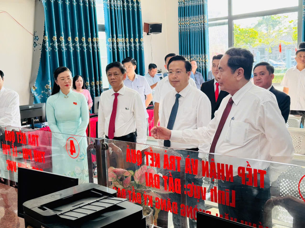 Chủ tịch Quốc hội đến kiểm tra việc thực hiện công tác tại Trung tâm hành chính công xã Thạnh Xuân. z6870960063701-3e25e89211b3a5710d0c817e5622ead4.jpg