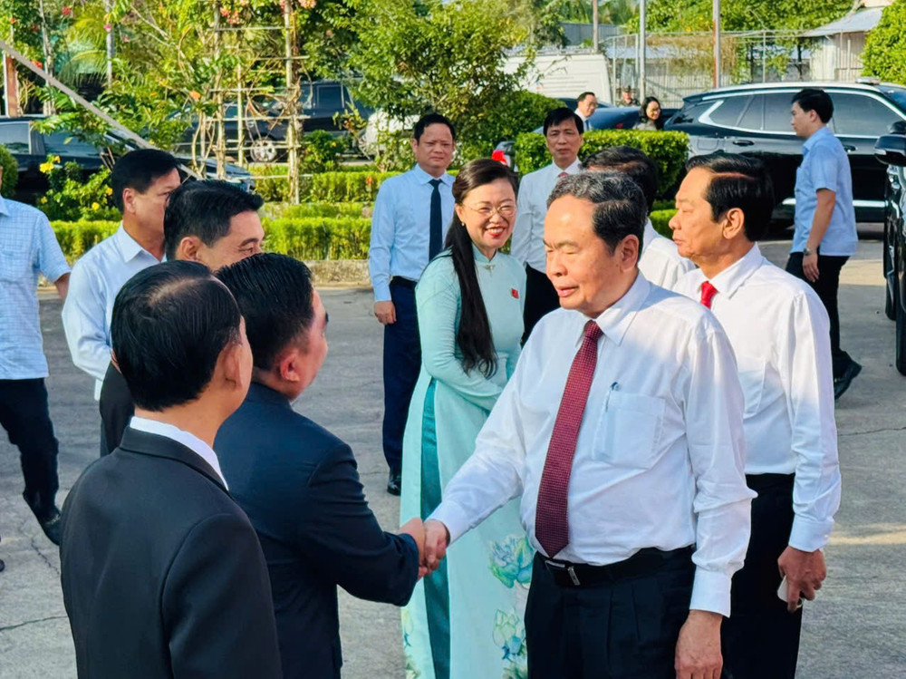 Lãnh đạo và nhân dân xã Thạnh Xuân chào đón Chủ tịch Quốc hội và các đại biểu dự Đại hội. z6870960055530-2628f095551d1a7f607b3af090d20448.jpg