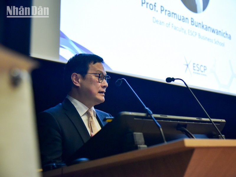 Giáo sư Pramuan Bunkanwanicha, Trưởng khoa Tài chính Trường ESCP, nhấn mạnh tinh thần tiên phong của ESCP trong giáo dục về đổi mới sáng tạo, nhất là trong lĩnh vực y tế. (Ảnh: MINH DUY) apcv-y-te-so-duy-2.jpg