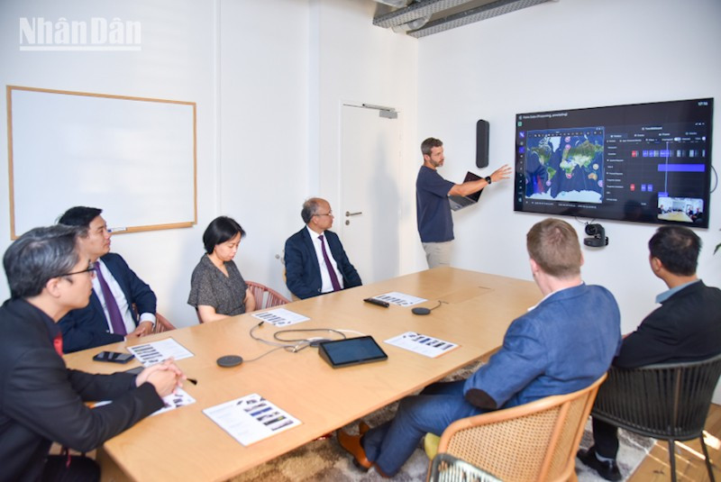 Loft Orbital phát triển bộ chuyển đổi độc quyền để kết nối linh hoạt nhiều loại tải trọng dữ liệu khác nhau. (Ảnh: MINH DUY) duy-8406-1.jpg