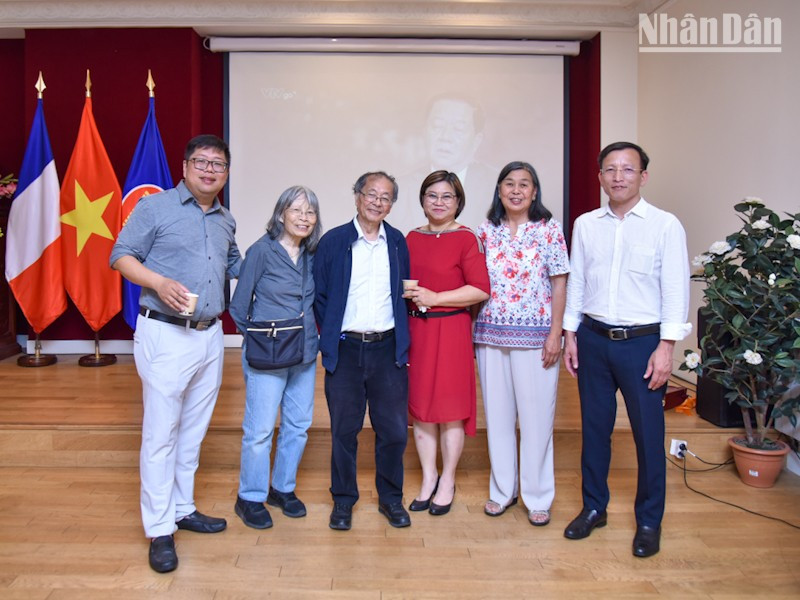 Đại diện cộng đồng người Việt tại Pháp tới chúc mừng 100 năm Ngày Báo chí Cách mạng Việt Nam. duy-7751.jpg