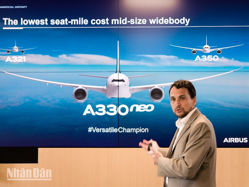 Theo ông Marcellin Buisson, máy bay A330neo của Airbus là một thế hệ mới, nổi bật với khả năng tiết kiệm nhiên liệu lên đến 14%. (Ảnh: MINH DUY) 20250624-115354.jpg