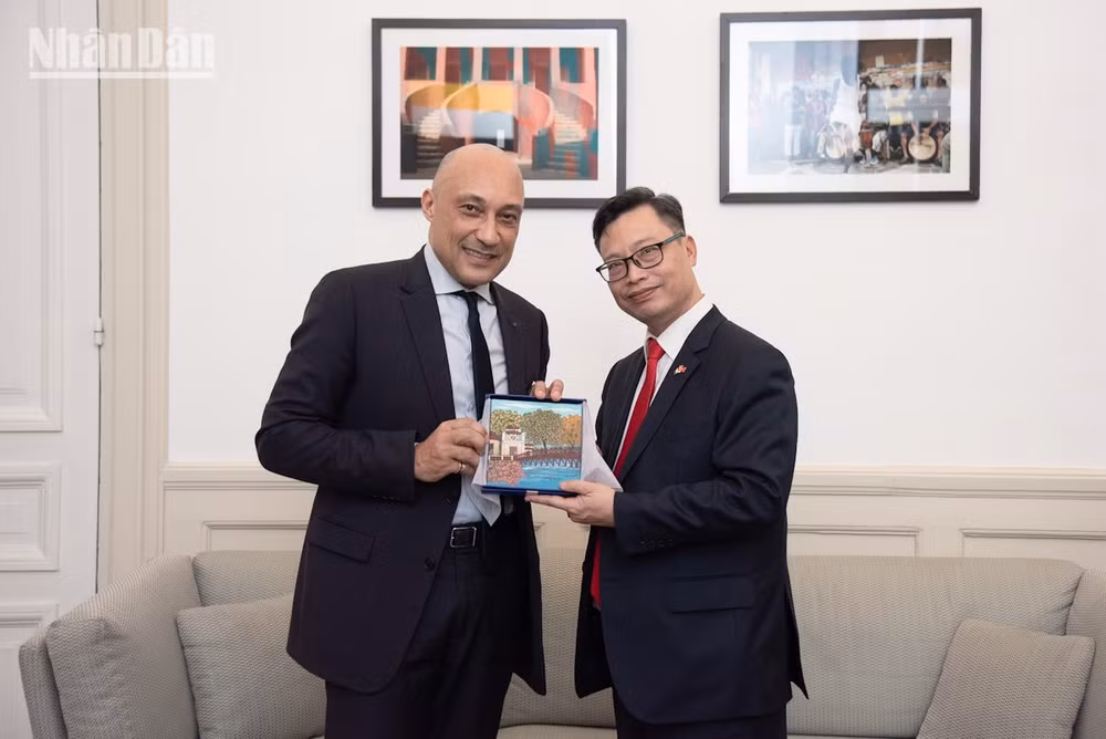 tet-vn-toa-thi-chinh-paris-minh-duy-1.jpg