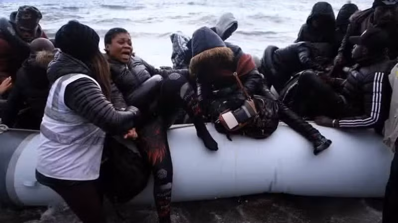Người di cư được giải cứu ngoài khơi đảo Lesbos, Hy Lạp. (Ảnh: THX/TTXVN)