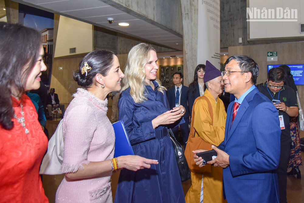 Đại sứ, Trưởng phái đoàn thường trực Panama và Bộ trưởng Văn hóa Panama gửi lời chúc mừng tới Thứ trưởng Thường trực Ngoại giao Nguyễn Minh Vũ. unesco-yen-tu-12.jpg