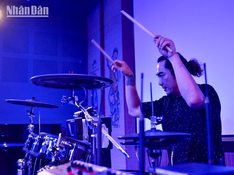 Mỗi nhịp trống là một nhịp đập của đam mê. (Ảnh: KHẢI HOÀN) buc-tuong-band-tai-phap-6.jpg