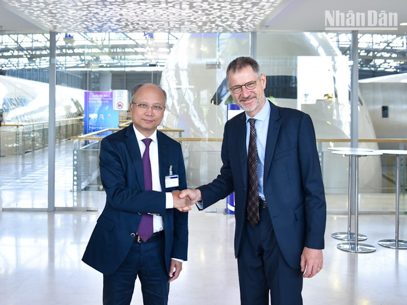 Mối quan hệ hợp tác giữa Airbus và Việt Nam bao trùm nhiều lĩnh vực kinh doanh từ máy bay thương mại, trực thăng, quốc phòng, vệ tinh, đến chuỗi cung ứng và công nghệ thông tin. (Ảnh: KHẢI HOÀN) duy-8237-1.jpg